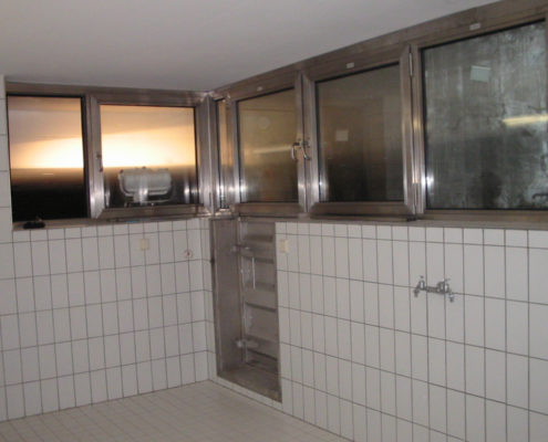 Edelstahlfenster mit Drucktüre