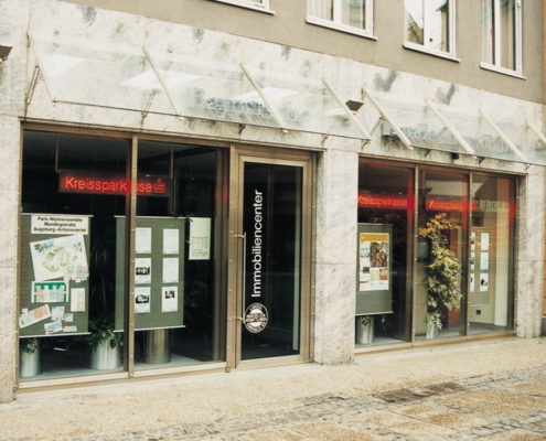 Schaufensterfassade mit Eingangstüre aus Edelstahl
