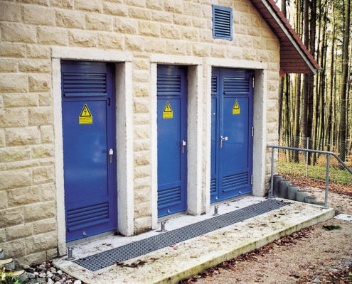 Aluminiumtüren mit starren Jalousien