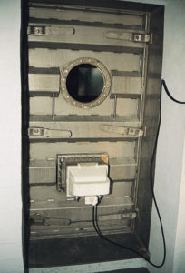 Wasserdrucktüre mit Bullauge und Scheinwerfer