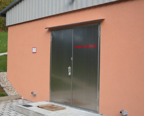 Edelstahltür, einbruchsgesichert, mit Pfauenaugenschliff Edelstahltür, einbruchsgesichert, mit Pfauenaugenschliff