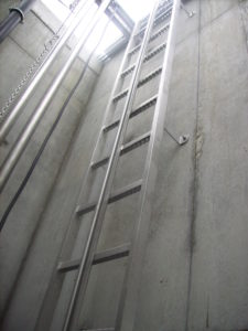 Einsteigleiter bauart geprüft mit Fallschutzschiene