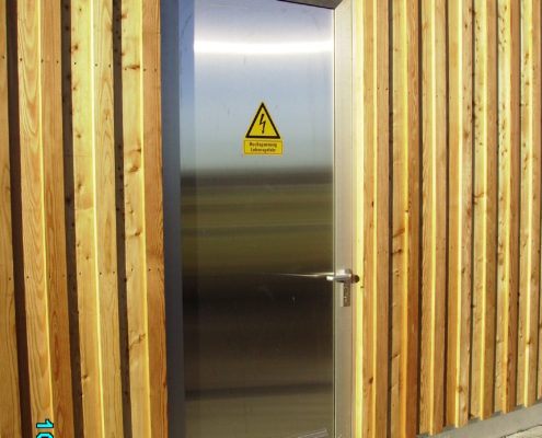 Tür aus Aluminium in Edelstahloptik Tür aus Aluminium in "Edelstahloptik"