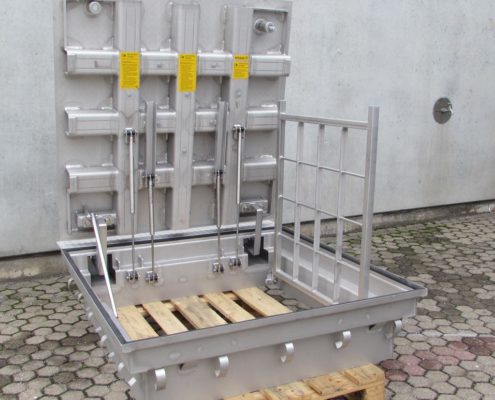 Schachtabdeckung Klasse D mit aufklappbarem Absturzgitter