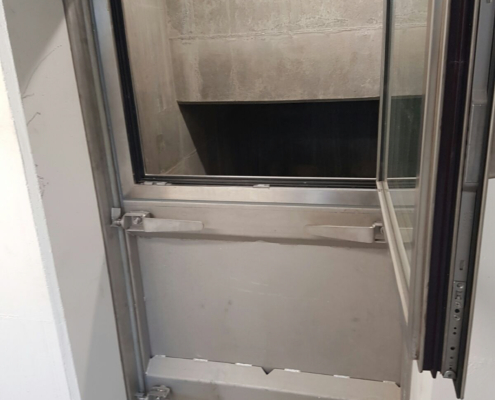 Wasserdrucktüre mit Drehfenster