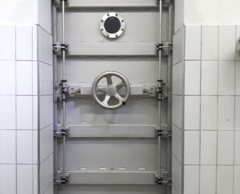 Wasserdrucktüre mit Zentralverschluss Wasserdrücktuere mit Zentralverschluss