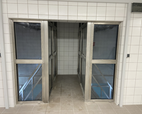 Trennwandanlage aus Edelstahl