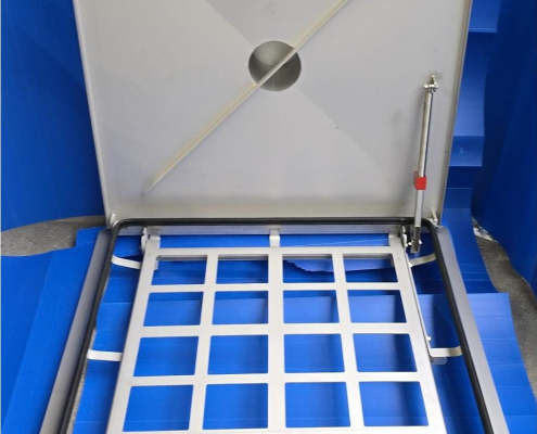 Schachtabdeckung mit aufklappbarem Absturzgitter