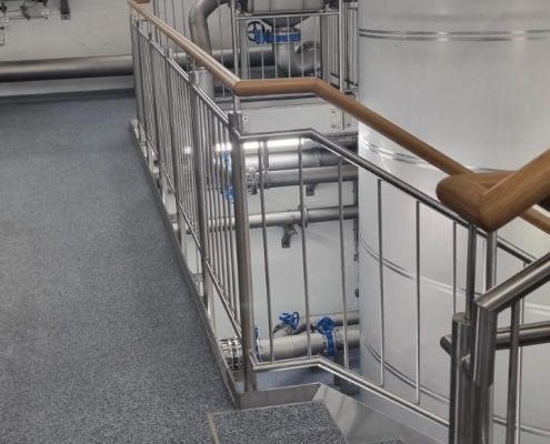 Edelstahl-Füllstabgeländer mit Holzhandlauf